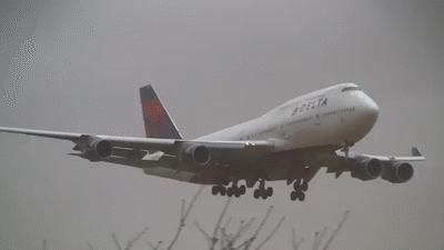 Storm!! Delta Air Lines Boeing 747-400 Crosswind Landing at Narita