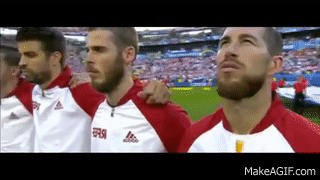 Gerard Piqué fait un doigt d'honneur pendant l'hymne de l'Espagne !