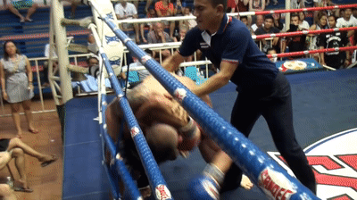 Big foreigner taking down smaller Thai fighter