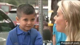 Un niño llora en su primer día de clases en medio de una entrevista