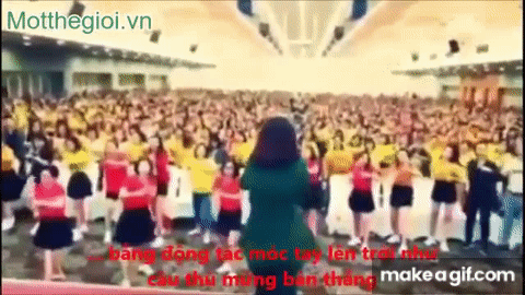 Sếp và hàng ngàn nhân viên cty đa cấp móc tay, hô khẩu hiệu tạo động lực on  Make a GIF
