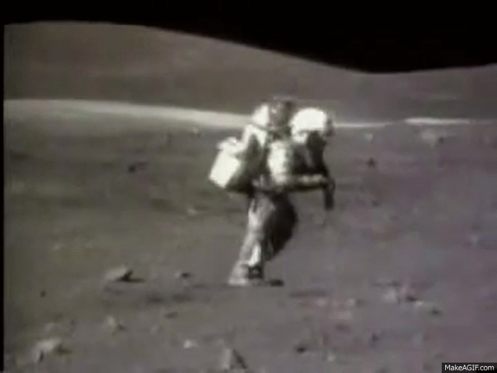 Шагающий по луне. Космонавт на Луне. Прыжок на Луне. Космонавт на Луне прыгает. Астронавты на Луне gif.
