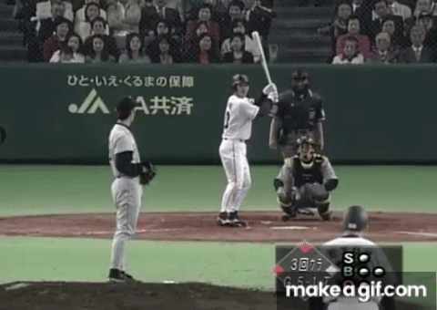 2001年巨人対阪神開幕戦ボール東京ドーム人工芝付き阿部慎之助現役時代デビュー戦 開幕戦 阿部慎之助大活躍 2001年 巨人vs 阪神 on Make a GIF