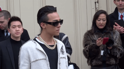 G-DRAGON ♕】(DEPARTURE) @ CHANEL FASHION SHOW IN PARIS by MinVIPELF ®「I AM  MAIGANE」GD 2015 150127 on Make a GIF
