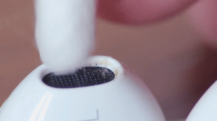 cleaning earpods
