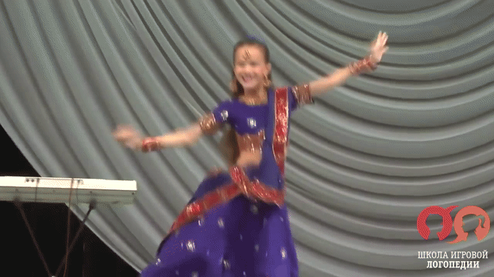 Девочка Танцует Индийский Танец под Песню Мани Мани on Make a GIF
