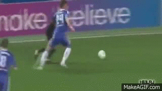 Iniesta haciendo la croqueta en un partido con el Barça
