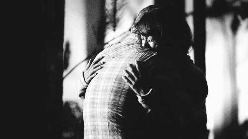 Hug gif. Sarilmak гиф. Damon and Bonnie hug. Nature hug gif. Gif hug Alone.