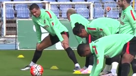 Cristiano Ronaldo rebola em treino de Portugal on Make a GIF