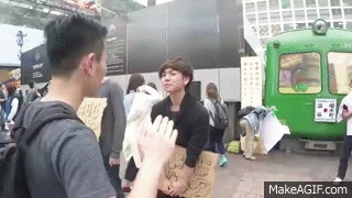 ハチ公前で フリービンタ の看板を持ってたらボコボコにされた On Make A Gif