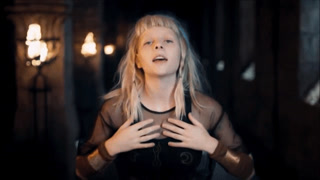 Aurora no clipe da música Scarborough Fair, abertuda da nova