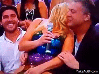 Suzana Vieira pagando peitinho no Faustão on Make a GIF