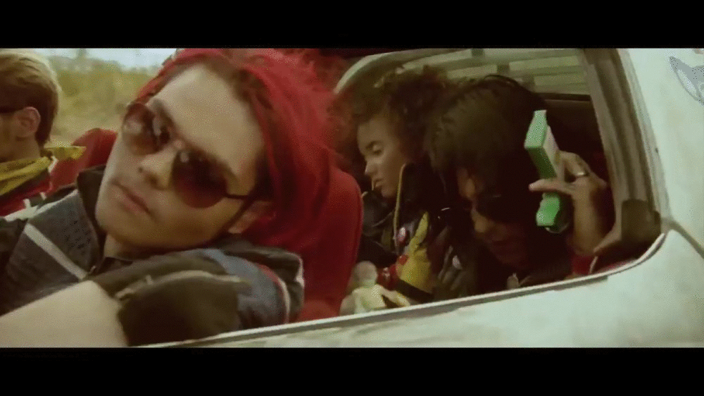 Как называется песня нанана. Джерард уэй nanana. май кемикал романс нанана. my chemical romance na na na кадры. my chemical romance na na na арт.