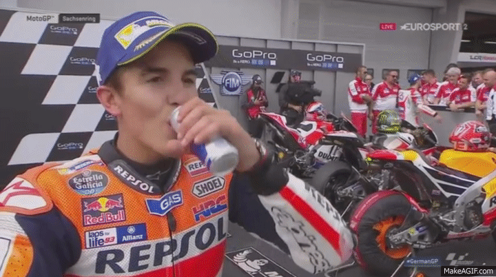Marc Marquez fait semblant de boire une canette de Red Bull à l'arrivée du Grand Prix MotoGP du Sachsenring. 