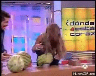 Frau zerschlägt mit ihren Titten Melonen on Make a GIF