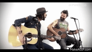 Pau Donés y Leiva interpretan, en acústico exclusivo, 'Vecina'.