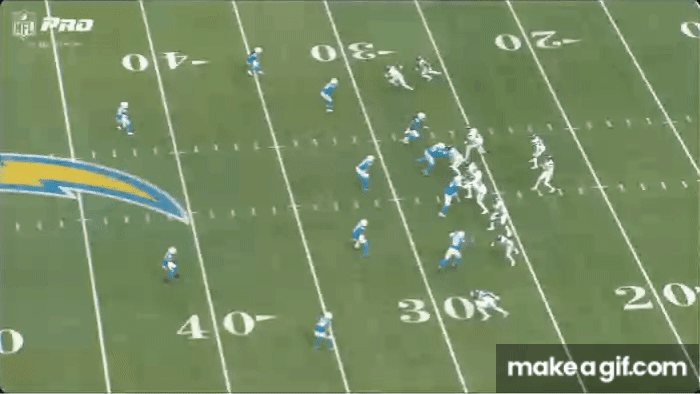 Bo Nix Throws on the run