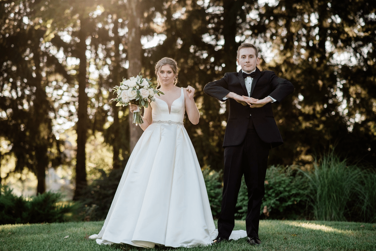Indiana wedding photographer captures bride and groom dancing