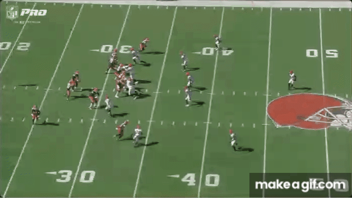 Harold Fannin catches a pass while freelancing