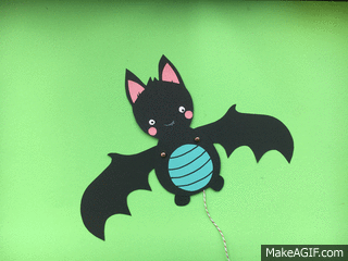超级可爱的蝙蝠纸木偶和模板。这只飞行蝙蝠有多可爱？一个很棒的纸玩具和可爱的万圣节装饰在一起。孩子们喜欢纸万圣节工艺品！